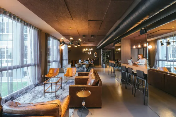 Person arbeitet mit Laptop im modernen Coworking-Büro