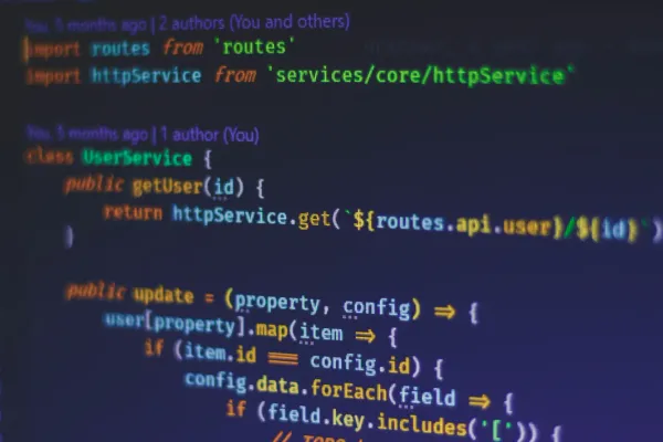 Programmcode auf einem Bildschirm für digitale Prozesse