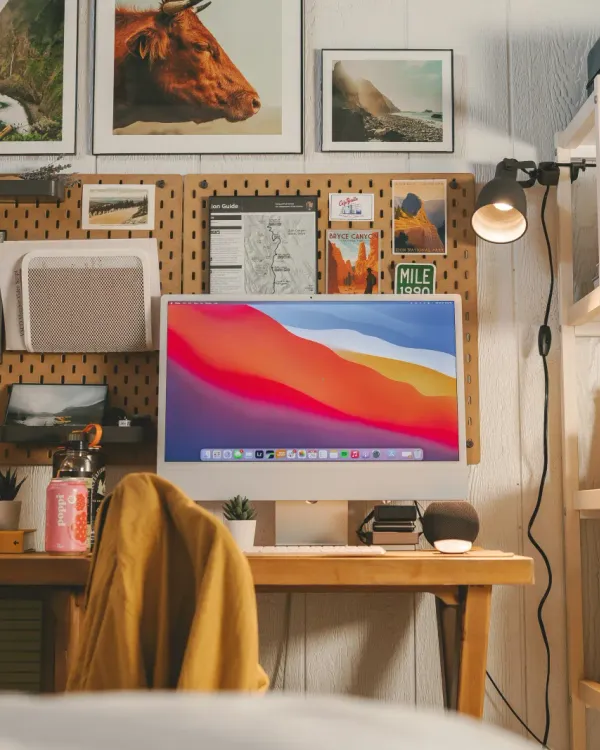 Homeoffice-Arbeitsplatz mit Desktop-Computer