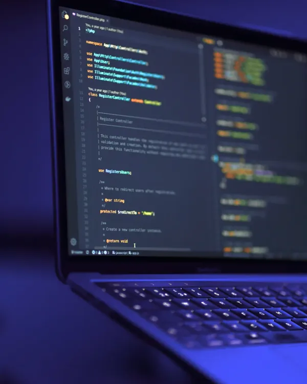 Laptop mit Programmcode für Webentwicklung